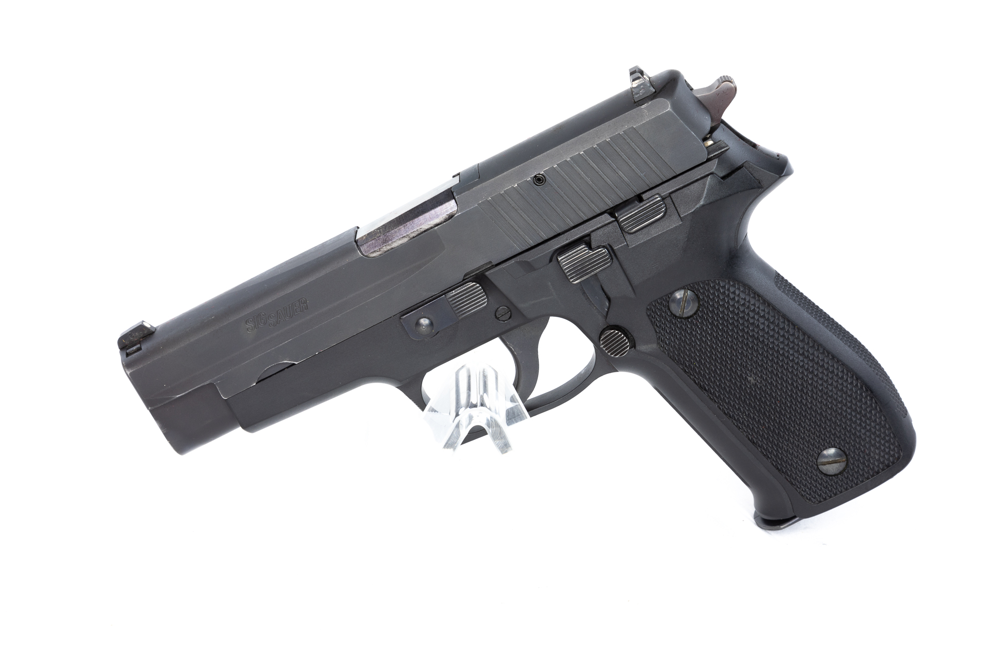 gebr. SIG SAUER P226 mit 3 Reservemagazinen und SICKINGER Lederholster im Originalkarton, Zustand: Sehr gut gebr. SIG SAUER P226 mit 3 Reservemagazinen und SICKINGER Lederholster im Originalkarton, Zustand: Sehr gut