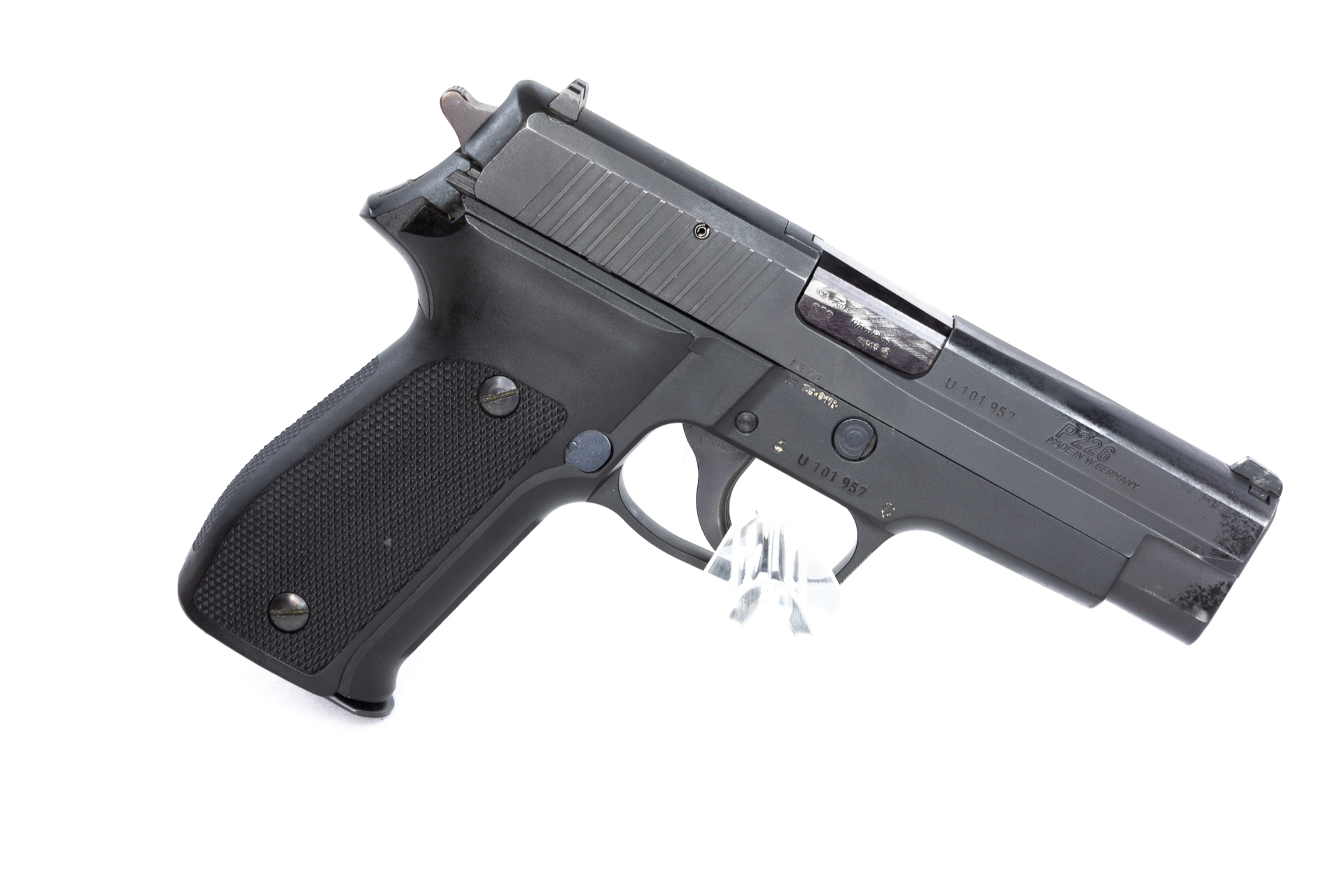 gebr. SIG SAUER P226 mit 3 Reservemagazinen und SICKINGER Lederholster im Originalkarton, Zustand: Sehr gut gebr. SIG SAUER P226 mit 3 Reservemagazinen und SICKINGER Lederholster im Originalkarton, Zustand: Sehr gut