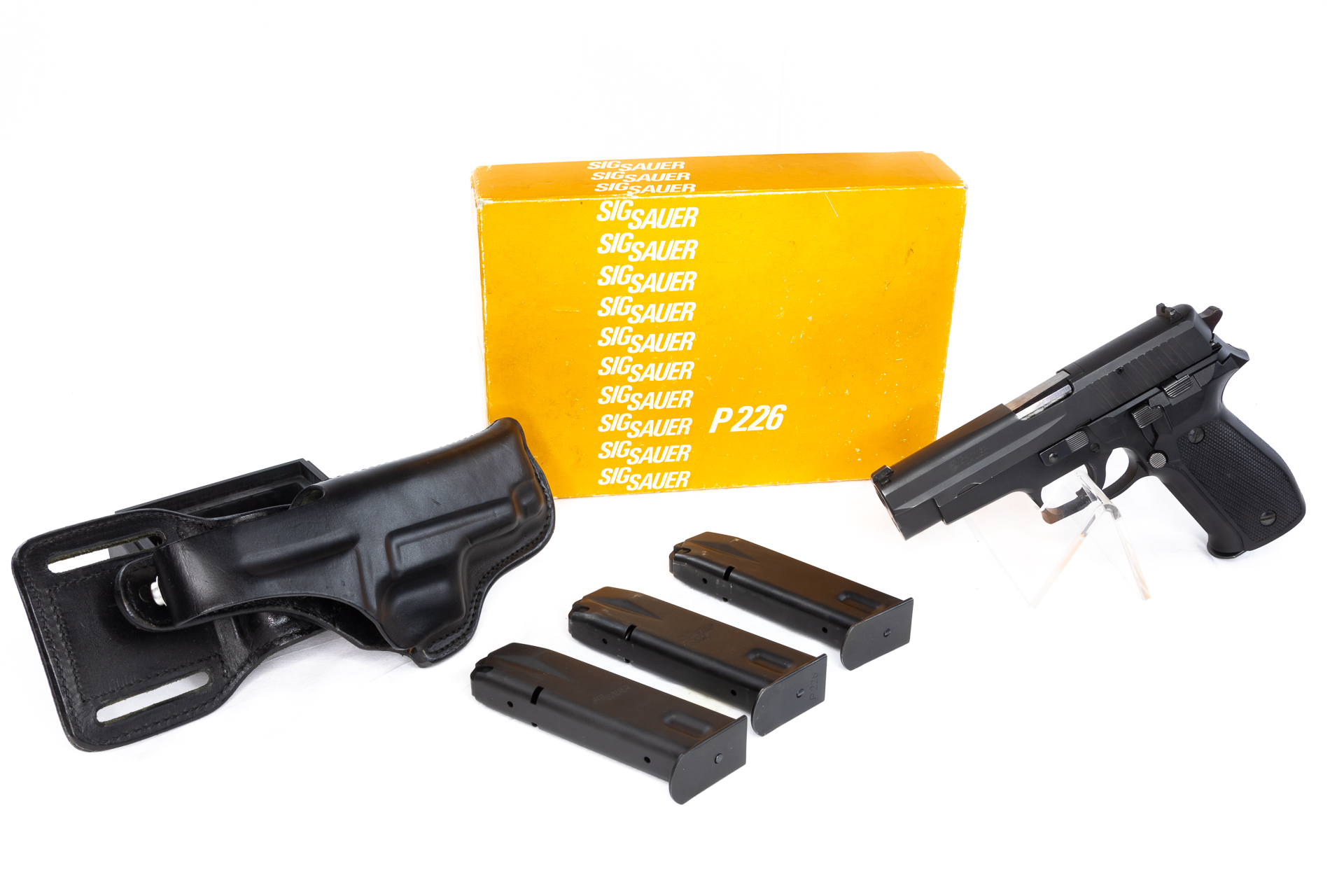 gebr. SIG SAUER P226 mit 3 Reservemagazinen und SICKINGER Lederholster im Originalkarton, Zustand: Sehr gut
