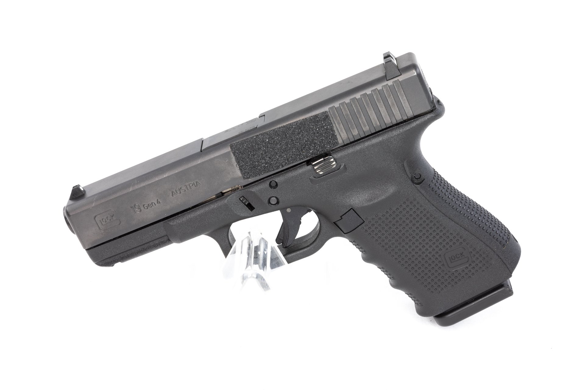 gebr. GLOCK 19 Gen 4 mit 2 Reservemagazinen und Zubehör im Originalkoffer, Zustand: Sehr gut, NPR: € 759,00 gebr. GLOCK 19 Gen 4 mit 2 Reservemagazinen und Zubehör im Originalkoffer, Zustand: Sehr gut, NPR: € 759,00
